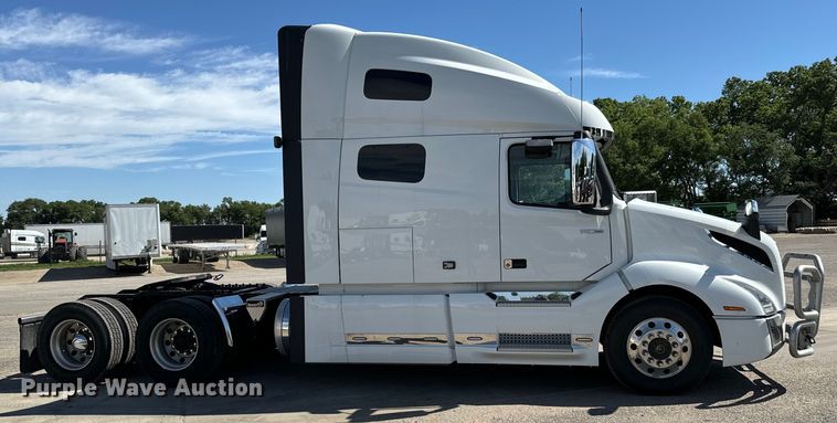 image for item NL9947 2020 Volvo  VNL64T semi truck