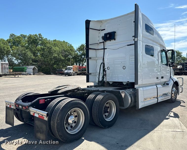 image for item NL9947 2020 Volvo  VNL64T semi truck