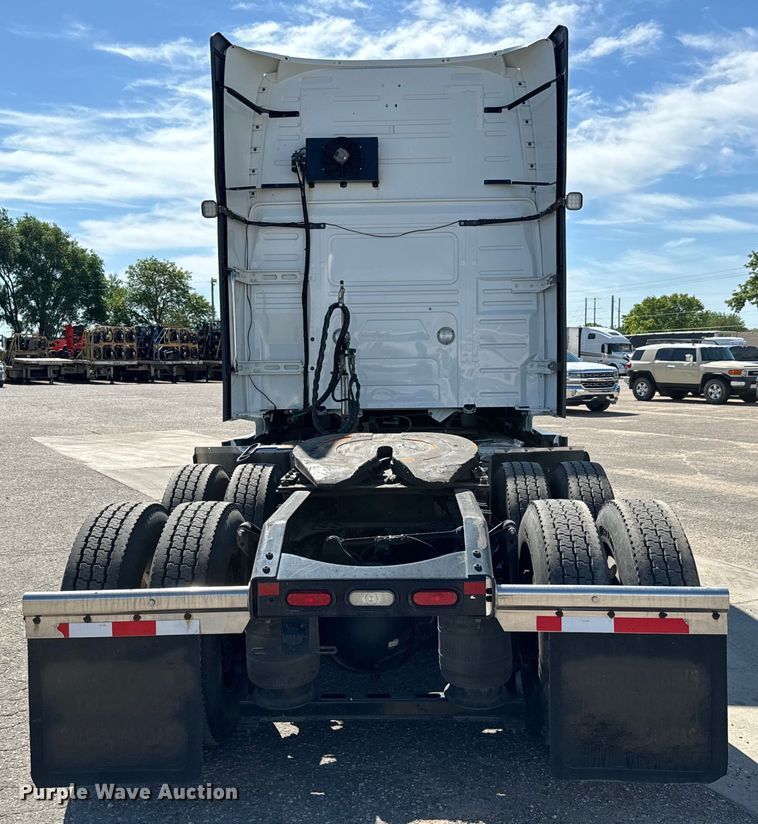 image for item NL9947 2020 Volvo  VNL64T semi truck