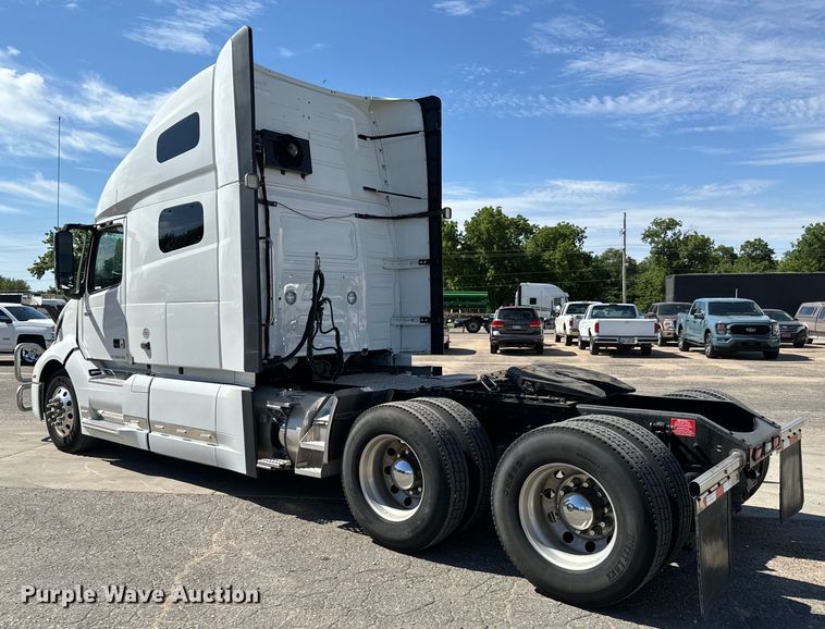 image for item NL9947 2020 Volvo  VNL64T semi truck