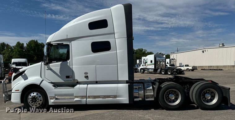 image for item NL9947 2020 Volvo  VNL64T semi truck