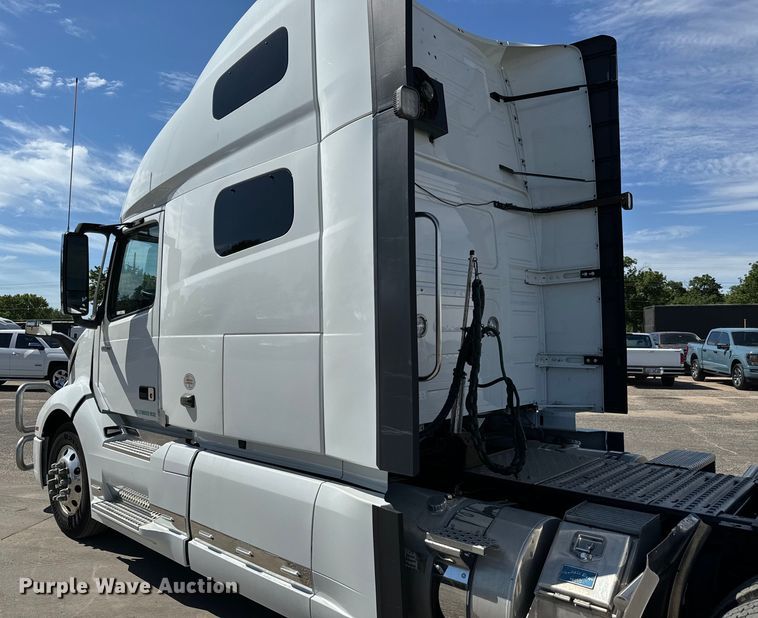 image for item NL9947 2020 Volvo  VNL64T semi truck