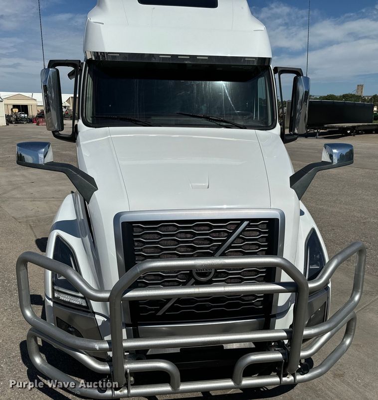 image for item NL9947 2020 Volvo  VNL64T semi truck