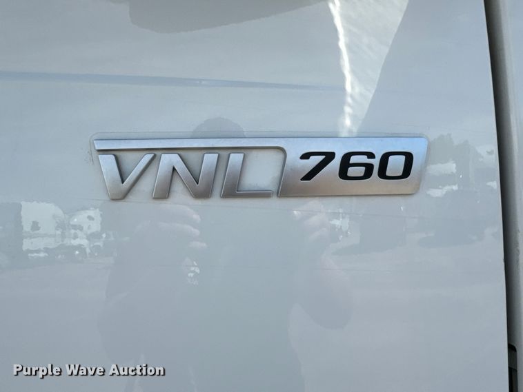 image for item NL9947 2020 Volvo  VNL64T semi truck