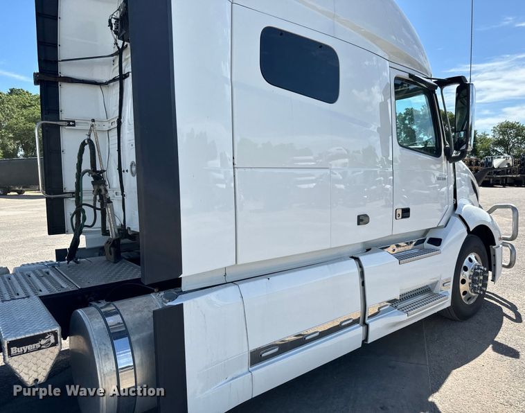 image for item NL9947 2020 Volvo  VNL64T semi truck