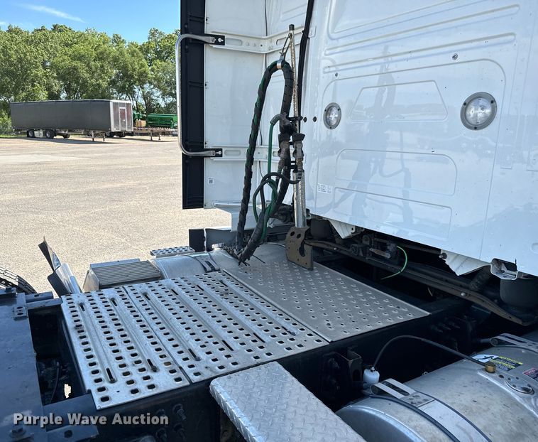 image for item NL9947 2020 Volvo  VNL64T semi truck