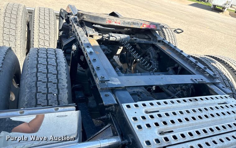 image for item NL9947 2020 Volvo  VNL64T semi truck