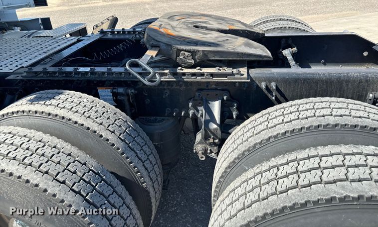 image for item NL9947 2020 Volvo  VNL64T semi truck