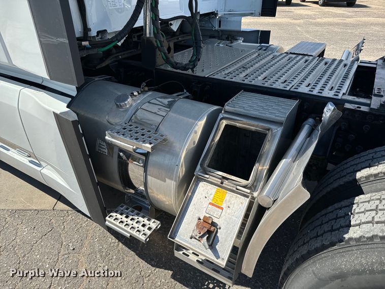 image for item NL9947 2020 Volvo  VNL64T semi truck