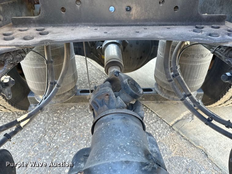 image for item NL9947 2020 Volvo  VNL64T semi truck