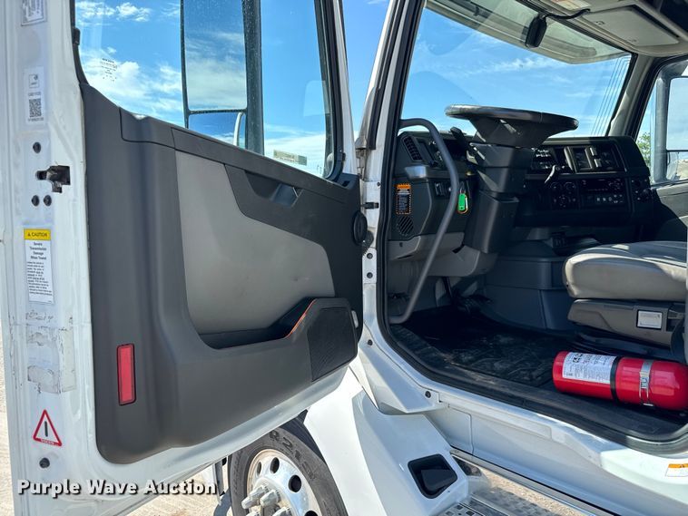 image for item NL9947 2020 Volvo  VNL64T semi truck