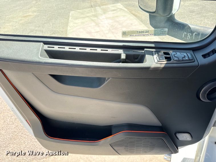 image for item NL9947 2020 Volvo  VNL64T semi truck