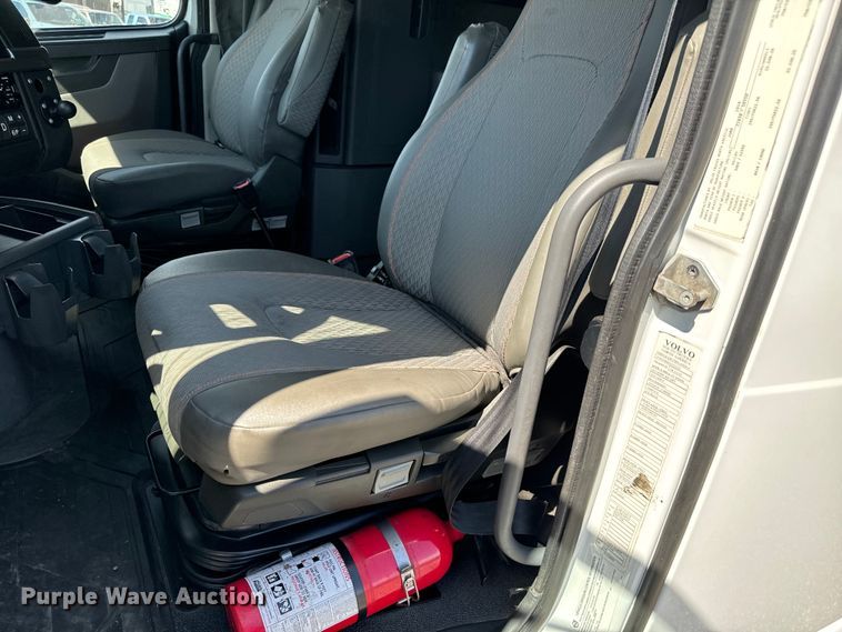 image for item NL9947 2020 Volvo  VNL64T semi truck