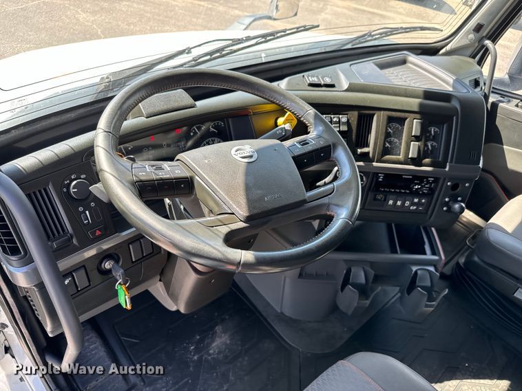 image for item NL9947 2020 Volvo  VNL64T semi truck