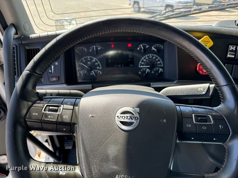 image for item NL9947 2020 Volvo  VNL64T semi truck