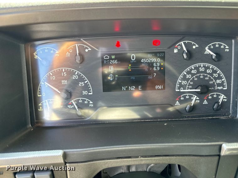 image for item NL9947 2020 Volvo  VNL64T semi truck