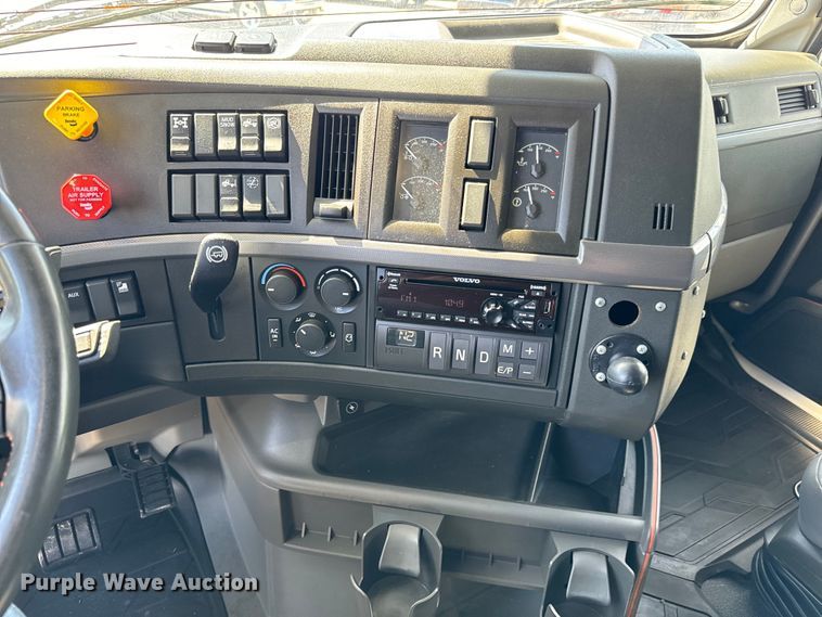 image for item NL9947 2020 Volvo  VNL64T semi truck