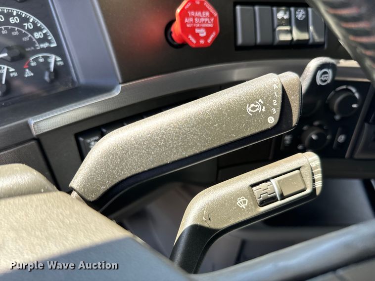 image for item NL9947 2020 Volvo  VNL64T semi truck