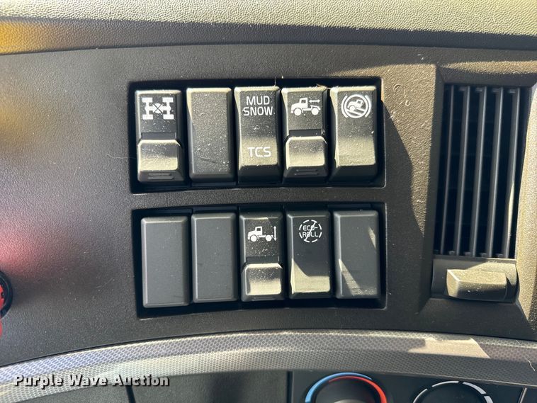 image for item NL9947 2020 Volvo  VNL64T semi truck