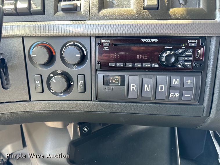 image for item NL9947 2020 Volvo  VNL64T semi truck