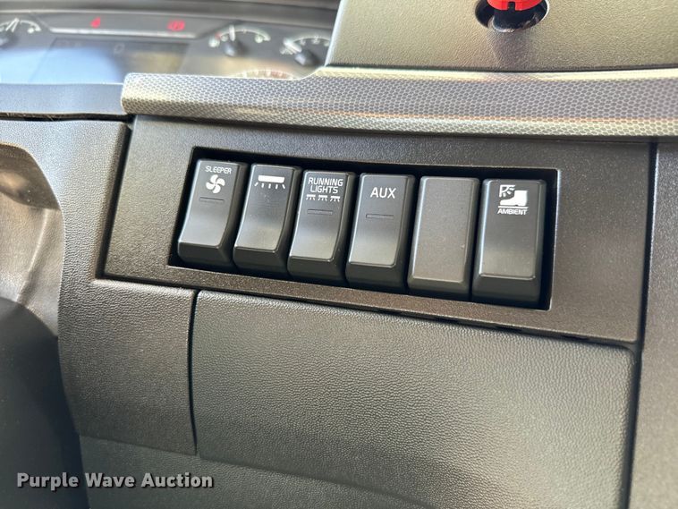 image for item NL9947 2020 Volvo  VNL64T semi truck