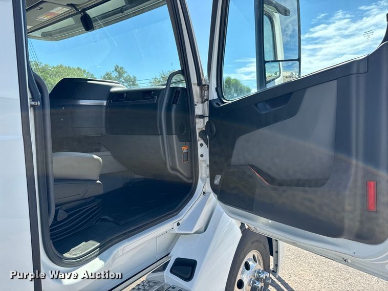 image for item NL9947 2020 Volvo  VNL64T semi truck