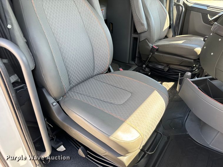 image for item NL9947 2020 Volvo  VNL64T semi truck