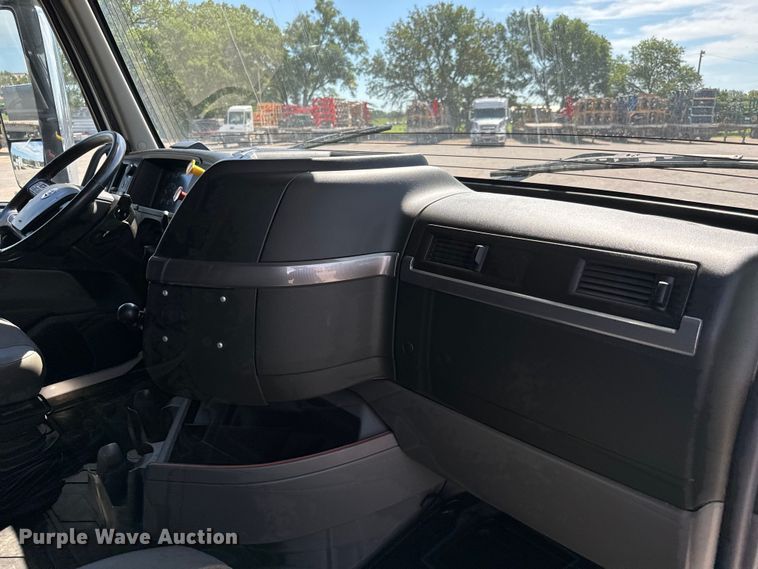 image for item NL9947 2020 Volvo  VNL64T semi truck