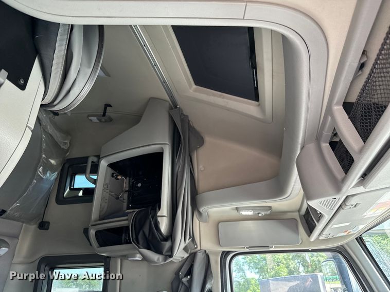 image for item NL9947 2020 Volvo  VNL64T semi truck