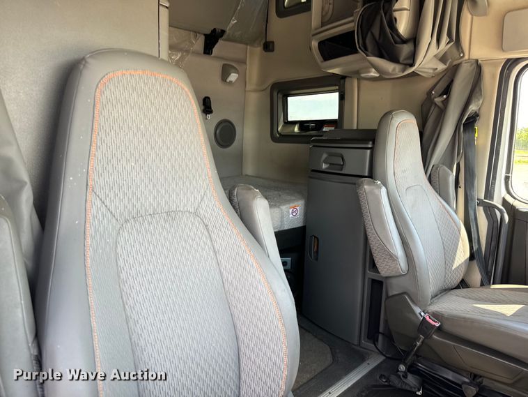 image for item NL9947 2020 Volvo  VNL64T semi truck