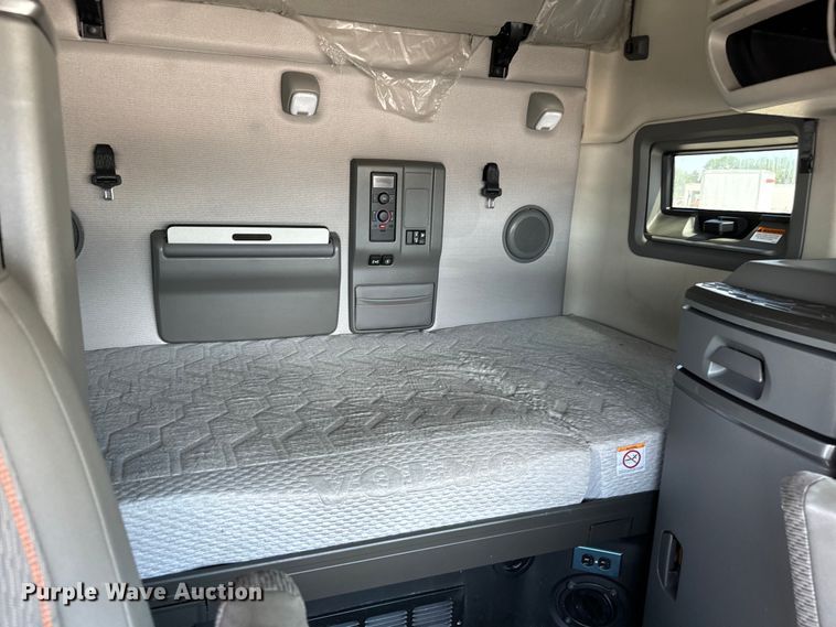 image for item NL9947 2020 Volvo  VNL64T semi truck