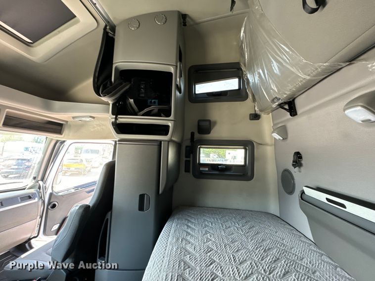 image for item NL9947 2020 Volvo  VNL64T semi truck