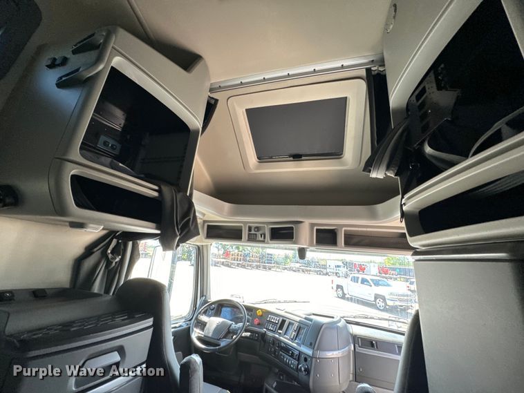 image for item NL9947 2020 Volvo  VNL64T semi truck