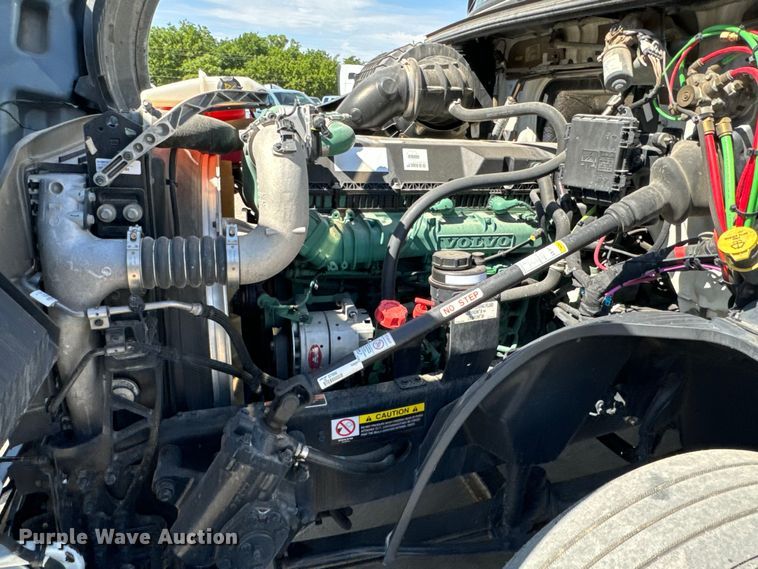 image for item NL9947 2020 Volvo  VNL64T semi truck