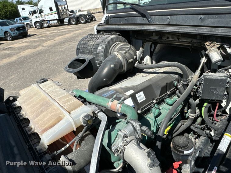 image for item NL9947 2020 Volvo  VNL64T semi truck