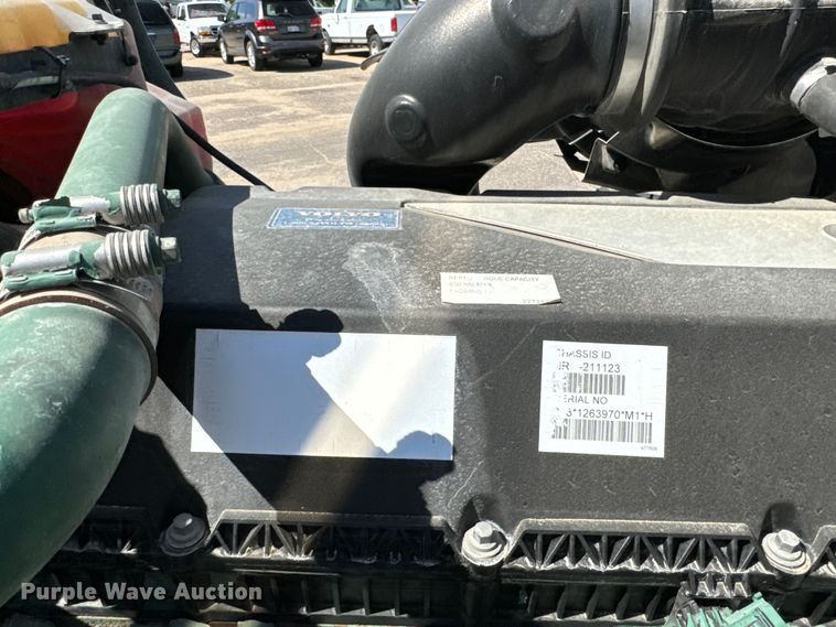 image for item NL9947 2020 Volvo  VNL64T semi truck