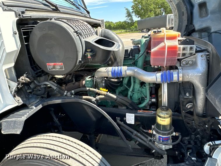 image for item NL9947 2020 Volvo  VNL64T semi truck