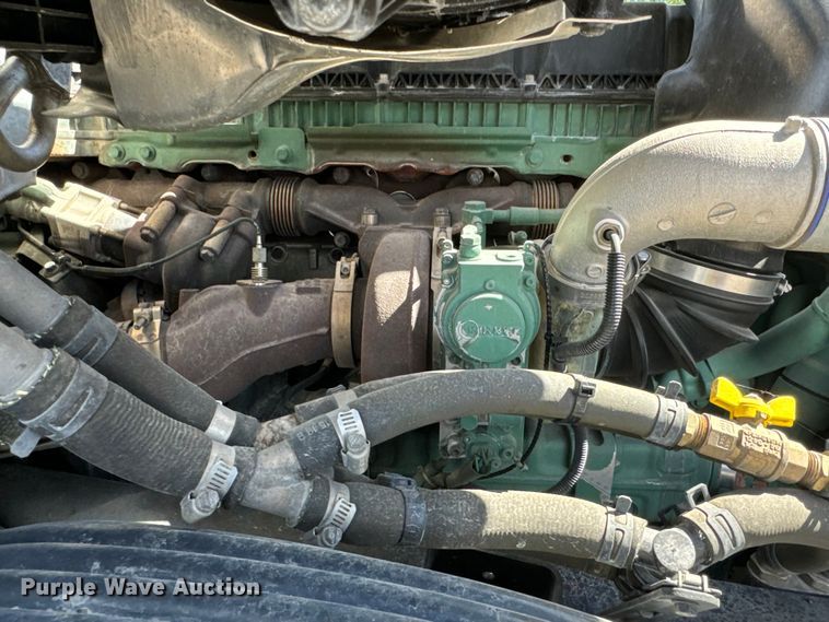 image for item NL9947 2020 Volvo  VNL64T semi truck