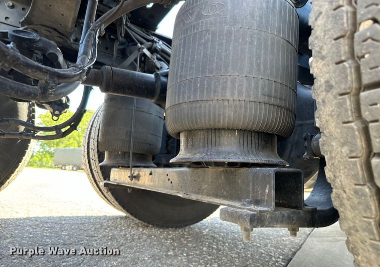 image for item NL9947 2020 Volvo  VNL64T semi truck