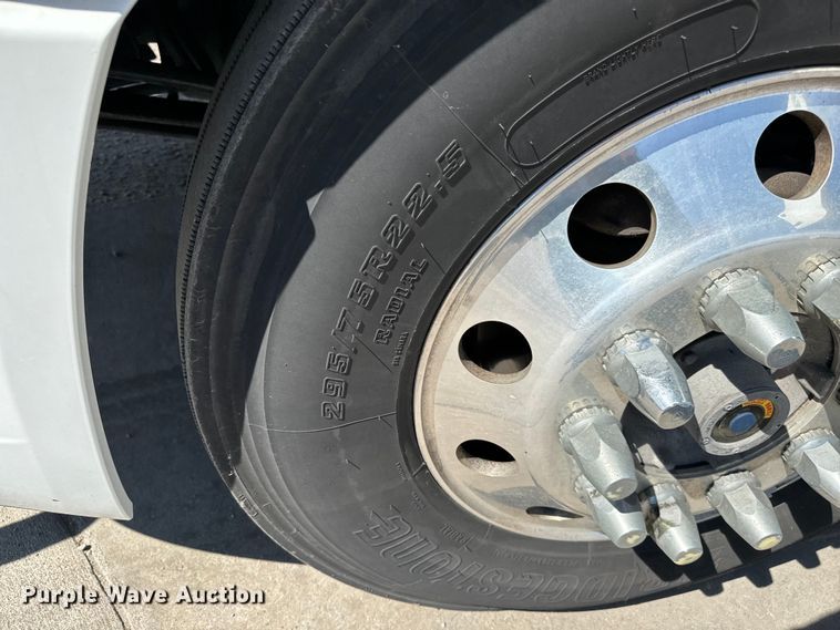 image for item NL9947 2020 Volvo  VNL64T semi truck