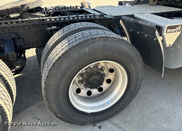 image for item NL9947 2020 Volvo  VNL64T semi truck