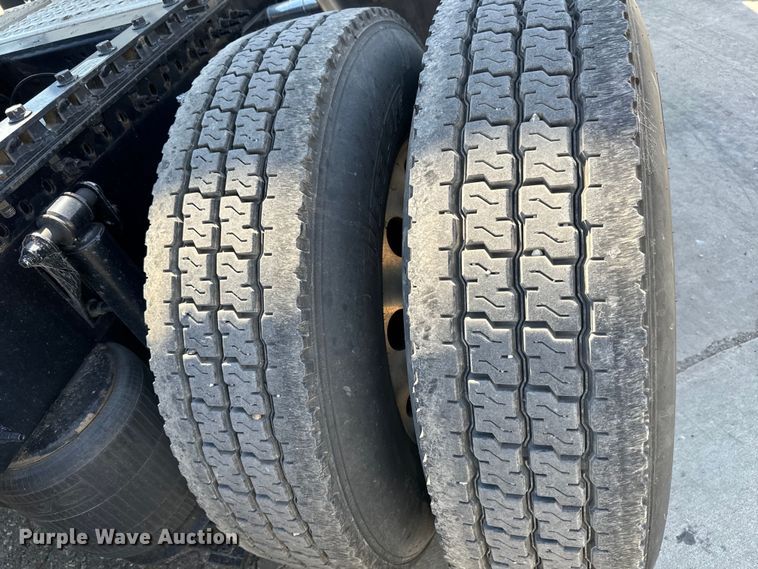 image for item NL9947 2020 Volvo  VNL64T semi truck