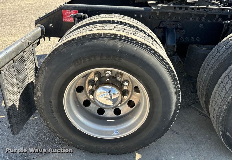 image for item NL9947 2020 Volvo  VNL64T semi truck