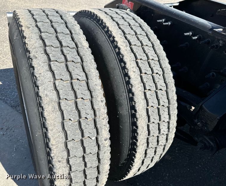 image for item NL9947 2020 Volvo  VNL64T semi truck