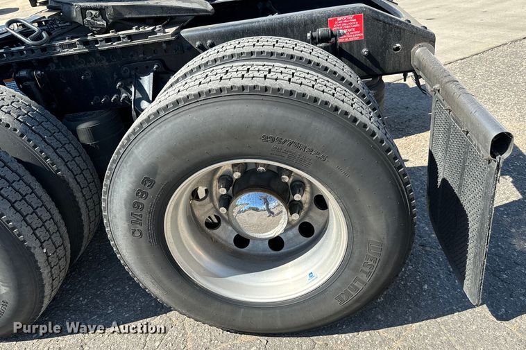 image for item NL9947 2020 Volvo  VNL64T semi truck