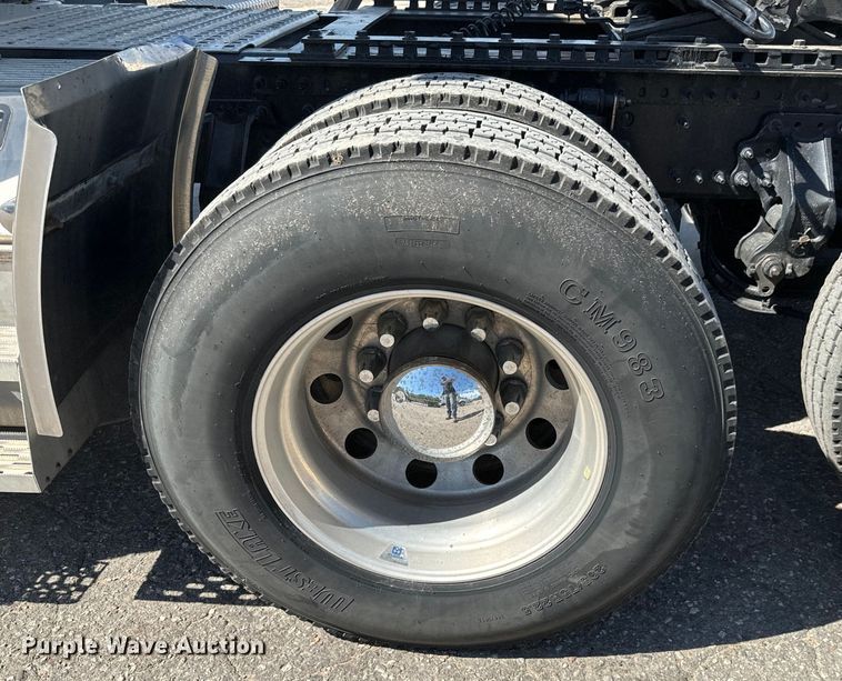 image for item NL9947 2020 Volvo  VNL64T semi truck