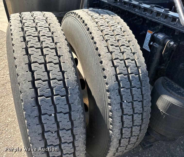 image for item NL9947 2020 Volvo  VNL64T semi truck