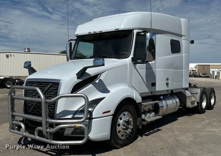 image for item NL9948 2020 Volvo  VNL semi truck