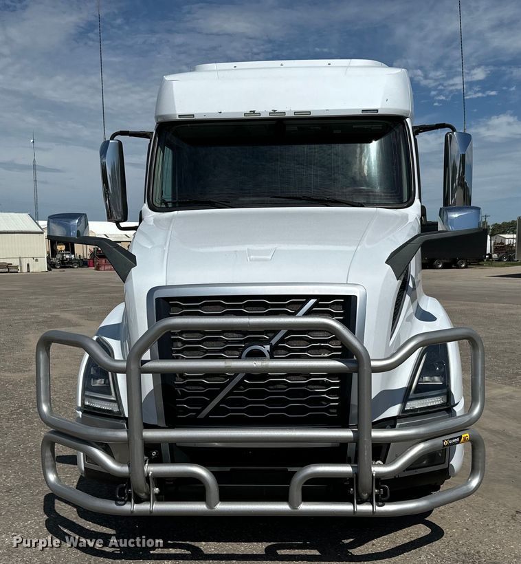 image for item NL9948 2020 Volvo  VNL semi truck
