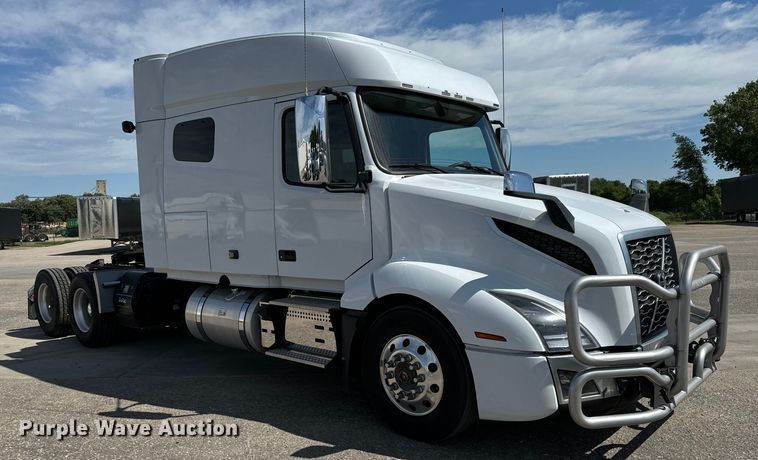 image for item NL9948 2020 Volvo  VNL semi truck